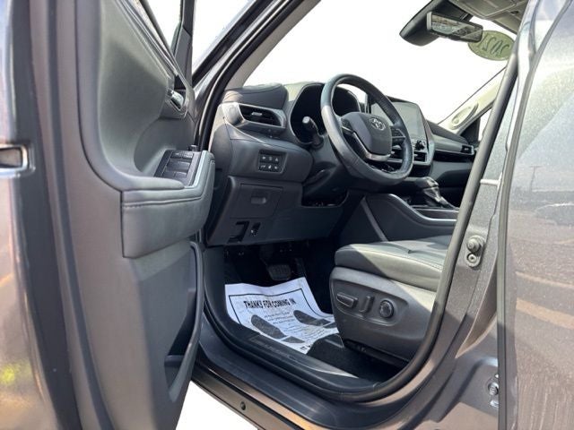 2021 Toyota Highlander Hybrid Platinum