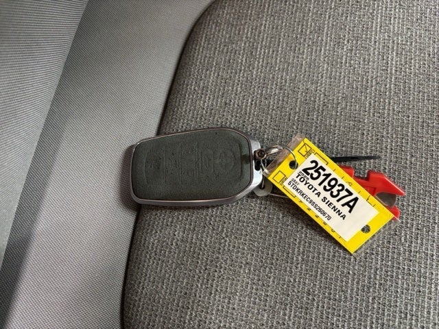 2025 Toyota Sienna LE 8 Passenger