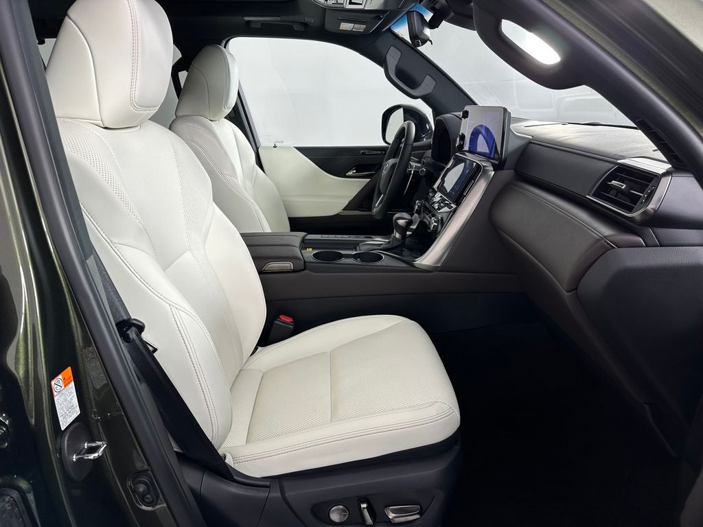 2025 Lexus LX Luxury - Photo 23